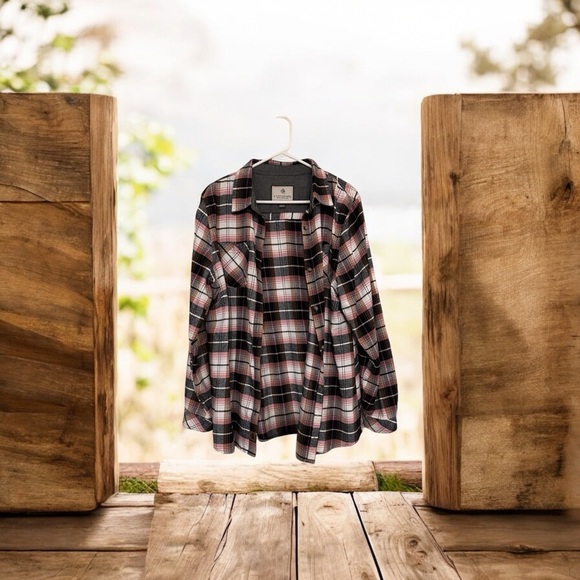 Legendary Whitetails Women's Plaid Jacket - Black, White, Pink - Picture 4 of 6